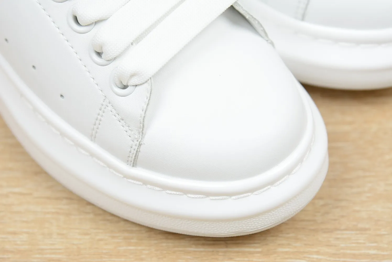 👟👟Ex-factory price 480👟👟 Women's Shoes Factory Mc Queen McQueen cowhide black leather tail 35-44 ‼ ️‼ ️ Alexa**er McQue**n Paris Fashion Week latest casual fashion sneakers high version ❗️❗️ Variety of fashion and different styles experience ‼ ️‼ ️Female size 34-40 Men’s size 38-44 Comes with full counter packaging!